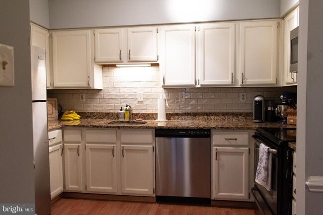 Building Photo - 3101 Patrick Henry Dr