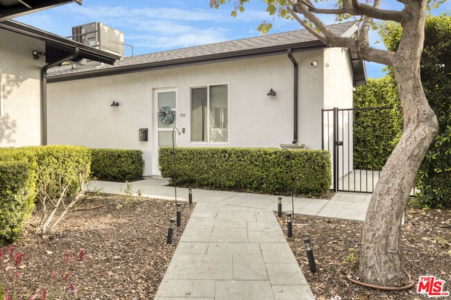 Foto del edificio - 7310 Woodley Ave