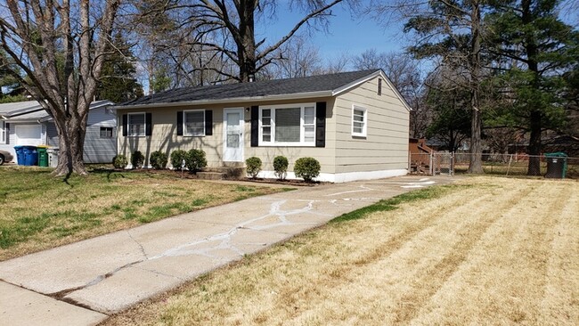 Building Photo - 1449 Broadlawns Ln Saint Louis, MO 63138