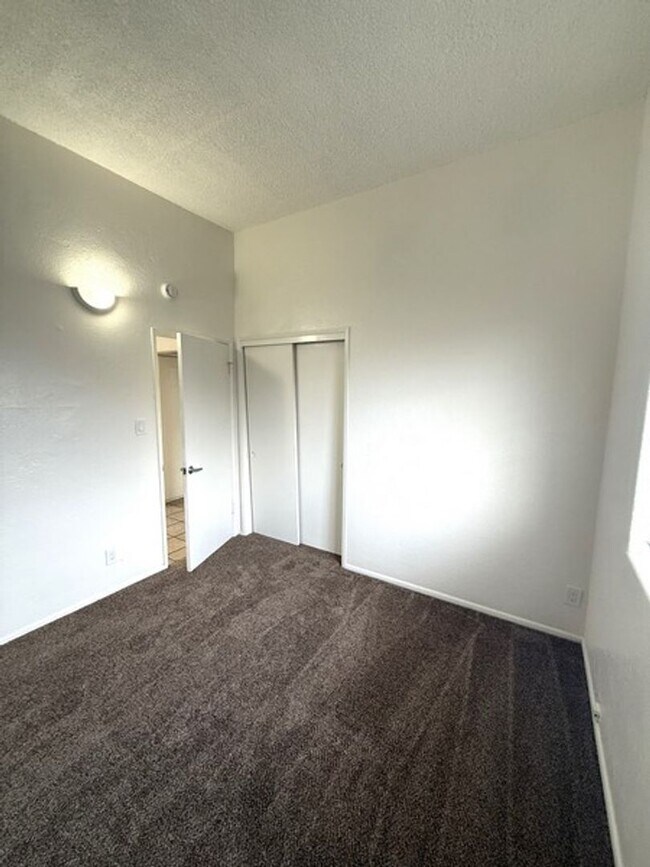 Foto del edificio - Completely renovated 3 bedroom apartment with a patio