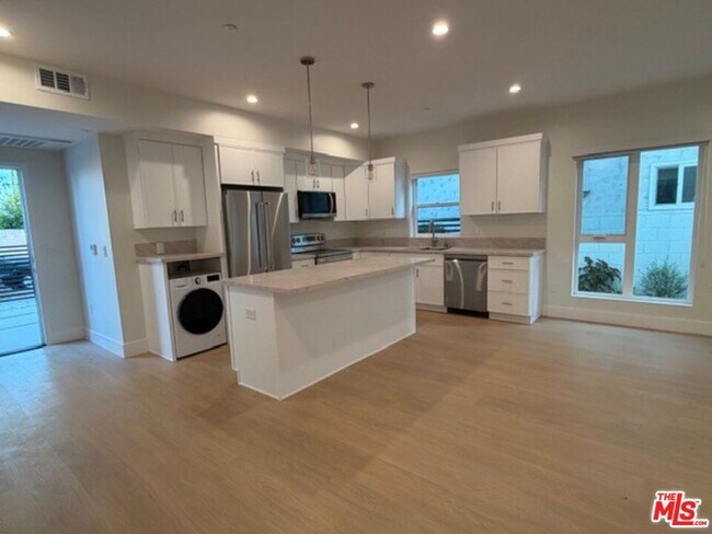 Foto del edificio - 5193-5193 Lindley Ave