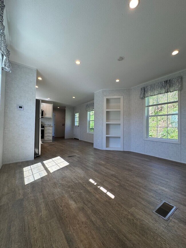 Building Photo - 465 Royal Manor Rd