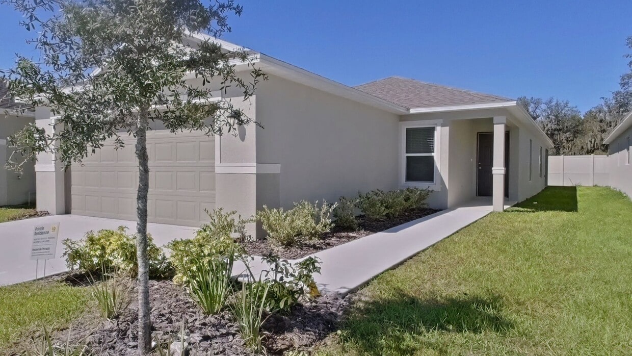 Foto principal - Beautiful New 4-Bedroom Home in Auburndale