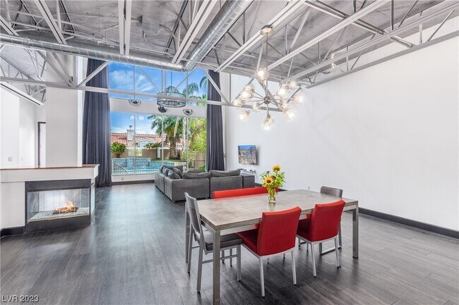 Foto del edificio - 5619 Deer Creek Falls Ct