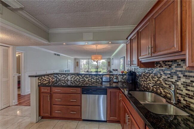 Building Photo - 3351 S Palm Aire Dr