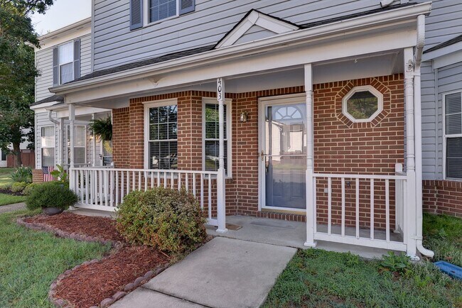 Foto del edificio - Convenient Coventry Townhome