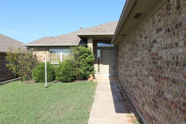Building Photo - 512 Woodsong Dr