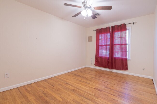 Foto del edificio - 1317 Laverne Ave