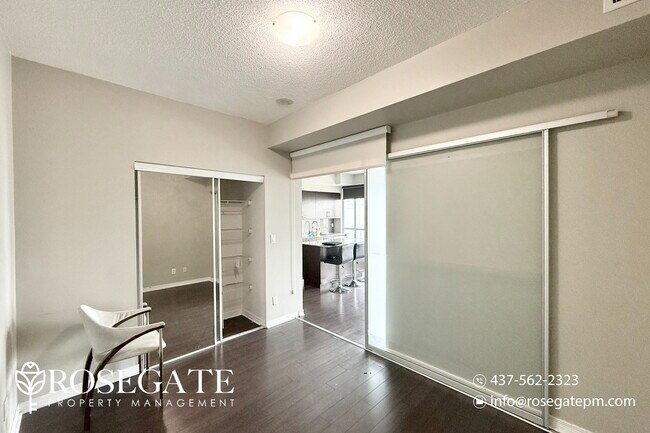 Photo du bâtiment - Modern 2-Bedroom, 2-Bathroom Condo in Down...