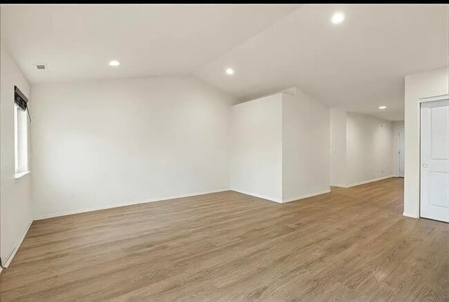 Building Photo - LIGHT FILLED OPEN LAYOUT SINGLE LEVEL HOME