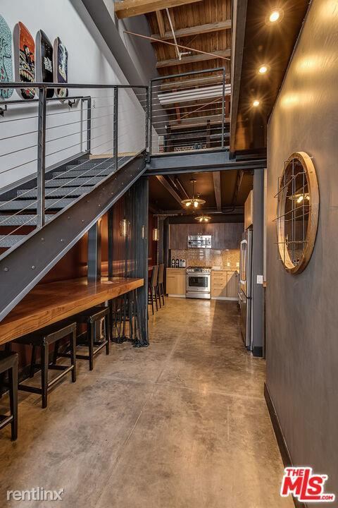 Building Photo - 1 br, 1 bath Condo - 130 S Hewitt St Apt 21