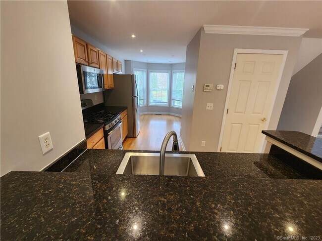 Foto del edificio - 2105 Briar Woods Ln