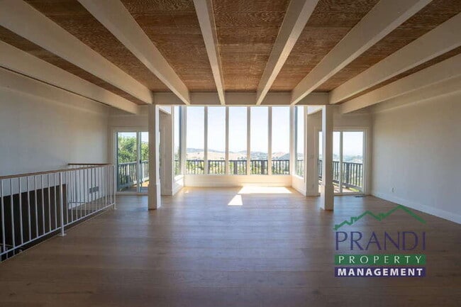 Building Photo - 645 Fawn Dr
