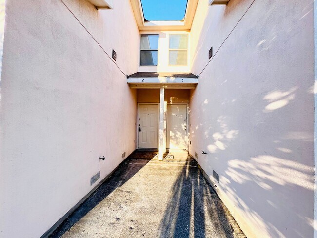 Building Photo - $1195 Ready to move in!