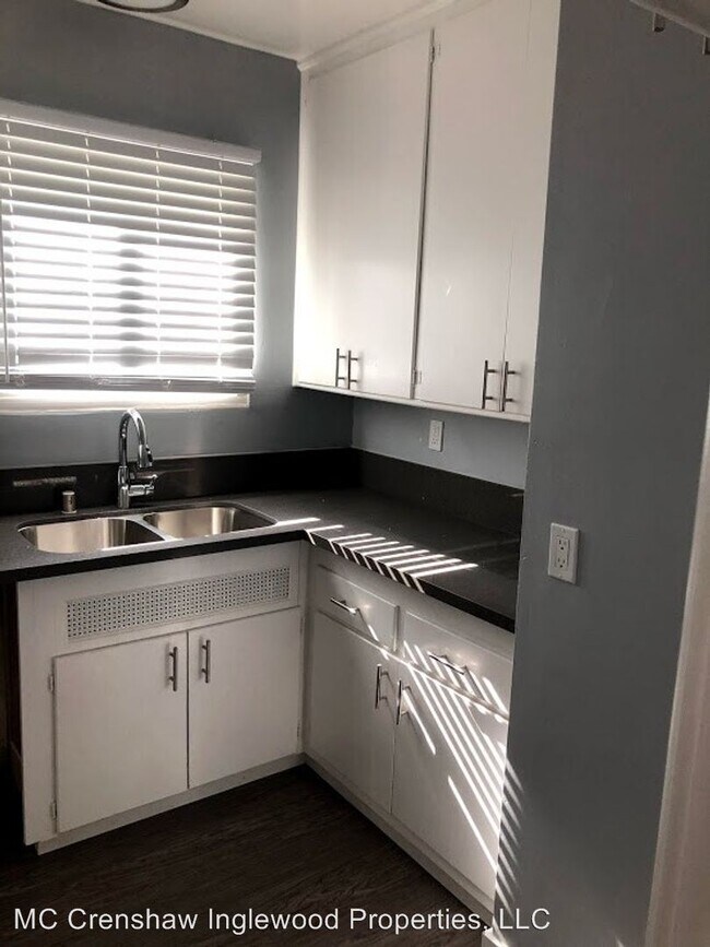 Building Photo - 8400-8422 Crenshaw Dr