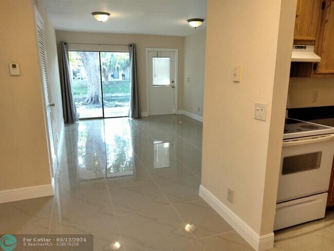 Building Photo - 10938 Royal Palm Blvd