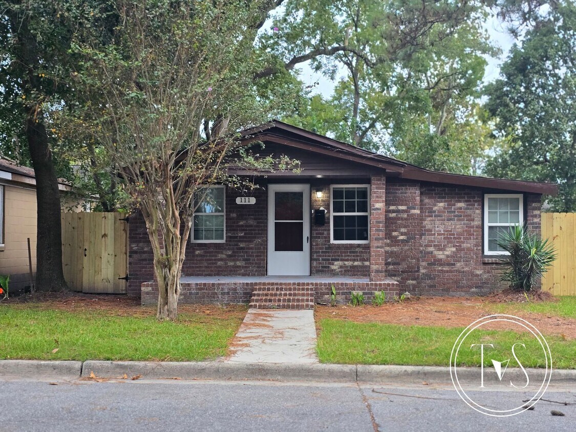 Foto principal - RATE DROP ALERT (was $1950/month)!
