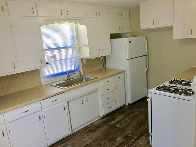 Building Photo - 2 or 3 bed/1 bath house in Indian Hills av...