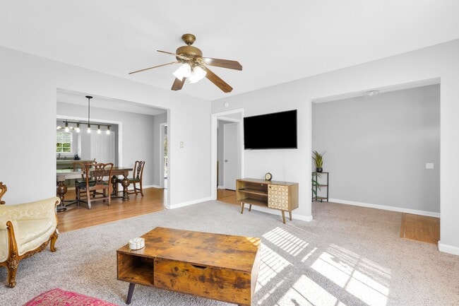 Living Room - 652 E Anderson St