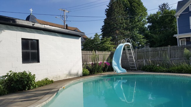 Piscina enterrada de aguas profundas - 6 Lemon St