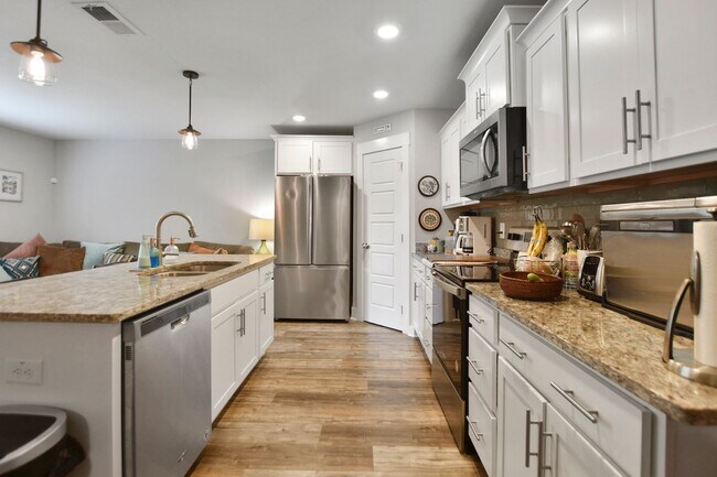 Building Photo - Pet Friendly Four Bedroom!