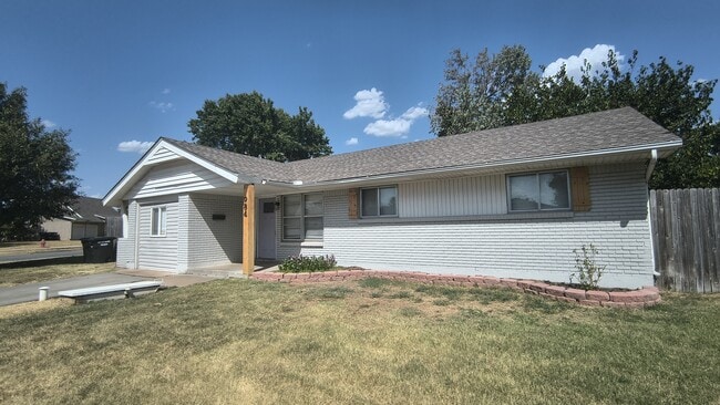 Photo - 984 NW 5th St (Moore, OK) House
