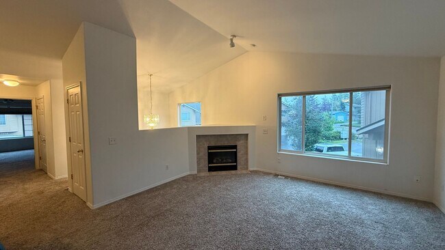 Foto del edificio - 3 Bed, 2 Bath Townhouse Between Elmore and...