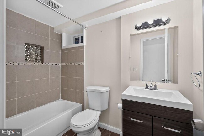 Foto del edificio - 4700 Addison Dr