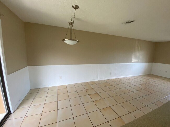 Building Photo - Efficient Townhome w/Easy Access to Lynn Haven, Historic St. Andrew's & PCB!