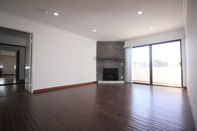 Building Photo - 4844 Riverton Ave