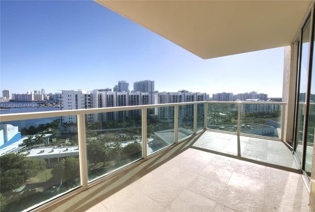 Foto del edificio - 3330 NE 190th St