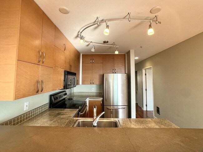 Building Photo - 2 bed/1bath Belltown full waterfront view ...