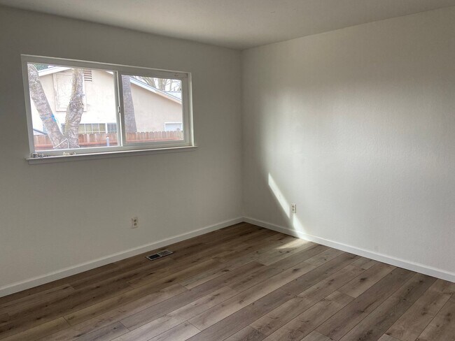 Building Photo - Duplex - Super clean 2 bdrm, 1 bath