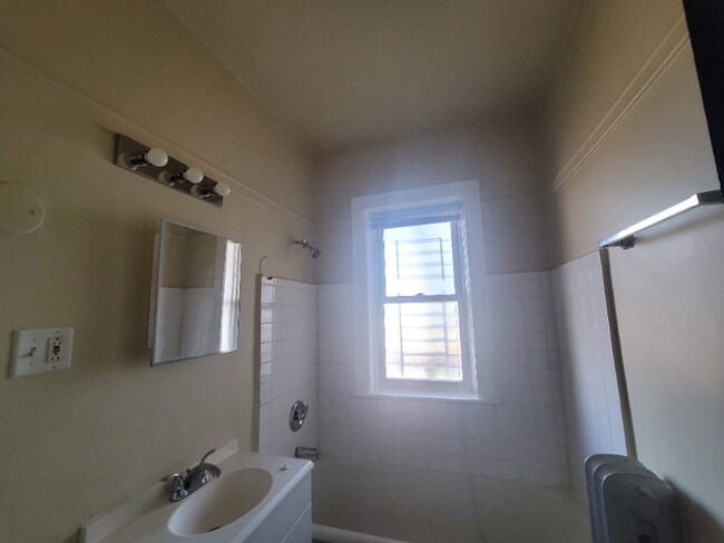 Foto del edificio - 1643 W 80th St