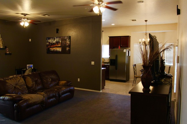 Foto del edificio - 2713 E 8th St