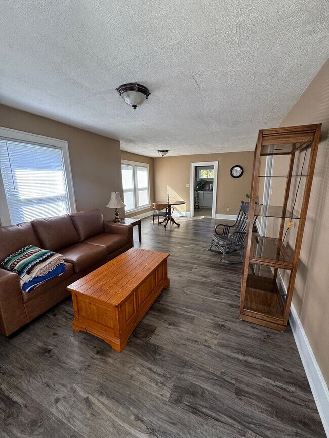 Foto del edificio - 2 Bedroom House Available NOW