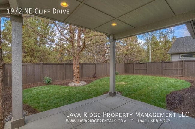 Foto del edificio - 1972 NE Cliff Dr