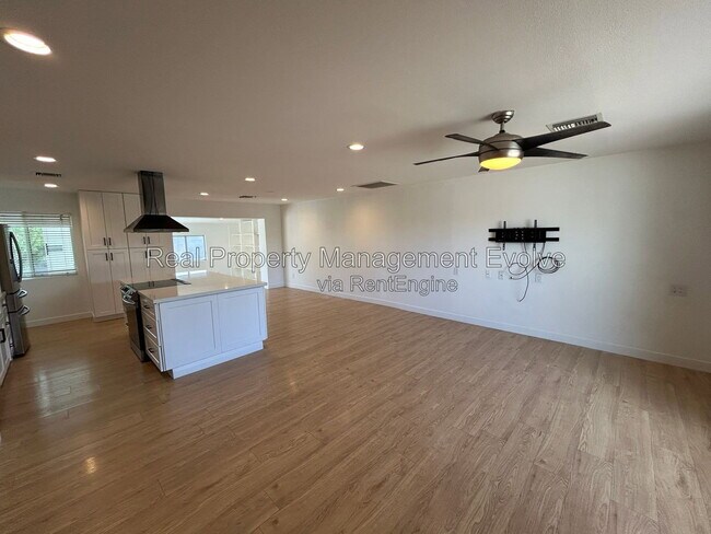 Foto del edificio - 8631 E Jackrabbit Rd