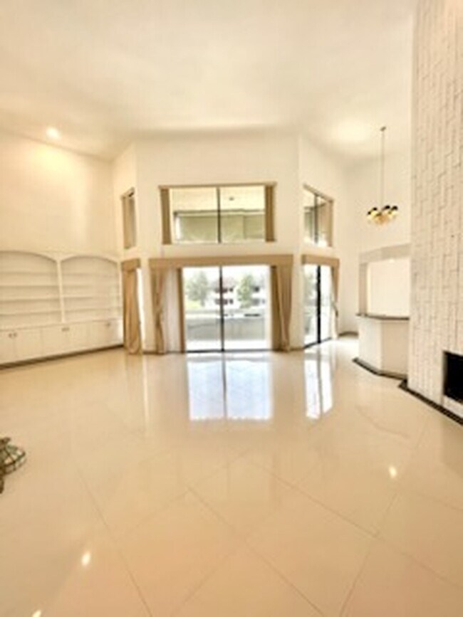 Sala de estar - 5340 Yarmouth Ave