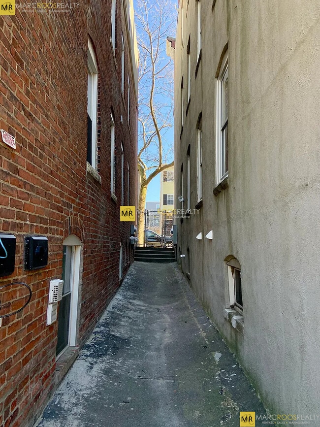 Building Photo - 326 Chelsea St