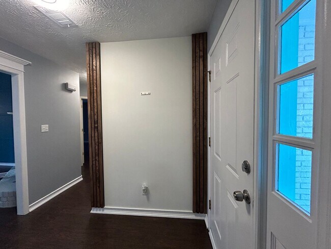 Foto del edificio - 114 Treillage Ln - AVAILABLE NOW!!  Lovely...