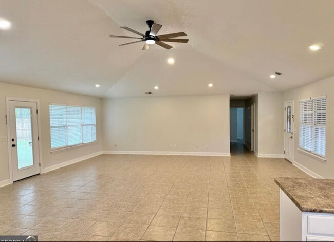 Building Photo - 206 Willow Dr