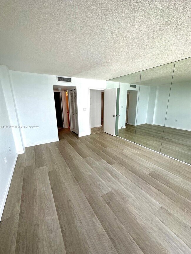 Foto del edificio - 600 NE 36th St