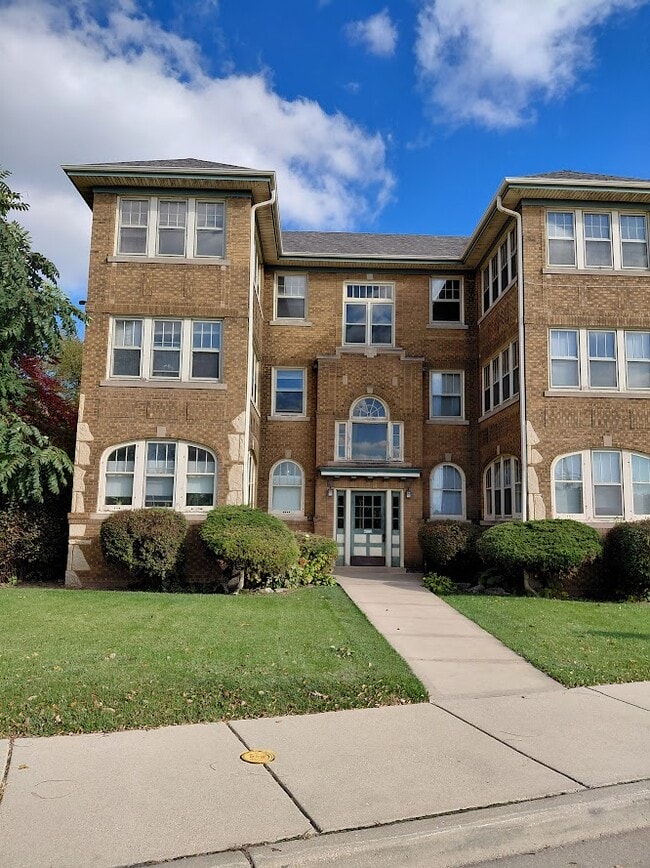 Building Photo - 4552 W Wells St