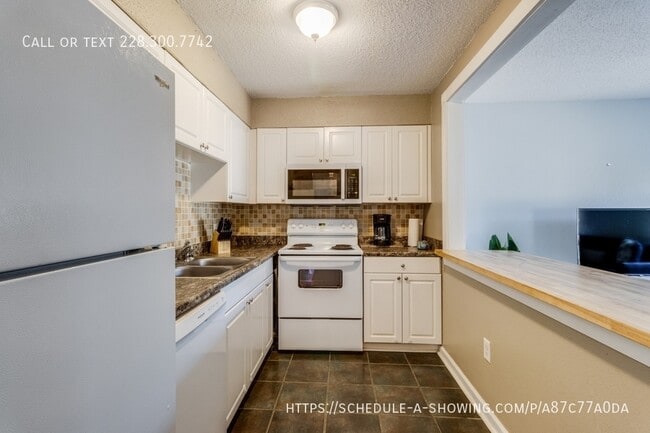 Foto del edificio - 245 Mc Donnell Ave