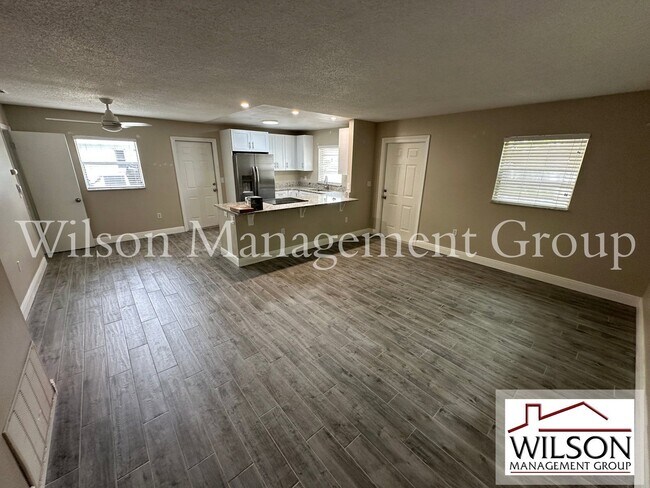 Building Photo - 643 David St