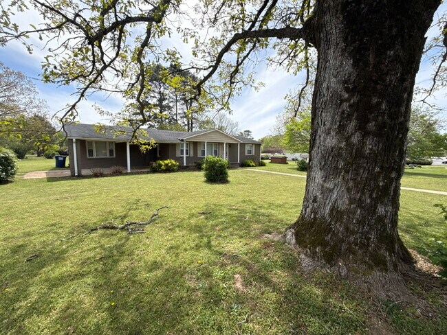 Foto del edificio - Section 8 Welcome!!! "Charming 4-Bedroom Home with Hardwood Floors on Ready Section Road!"