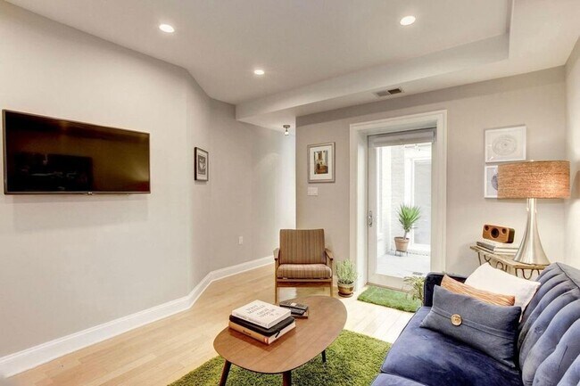 Foto del edificio - Unique One-Bedroom + Den in Truxton Circle...