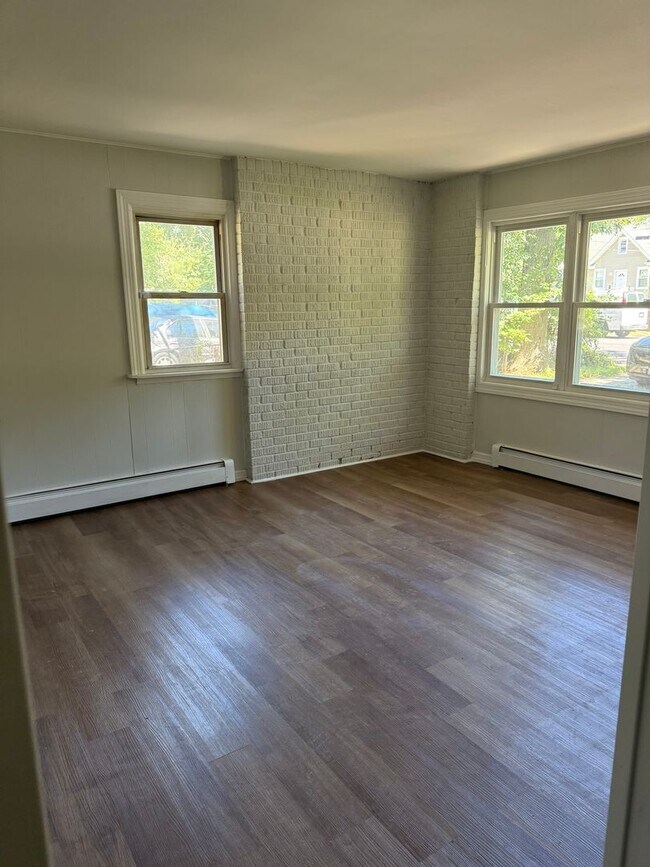 Foto del edificio - Turn-Key 4 Bedroom Home with Spacious Backyard – Coram, NY