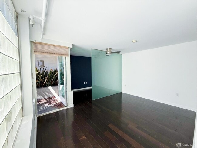 Building Photo - 555 4th St